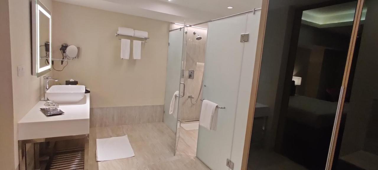 O By Tamara, Trivandrum Thiruvananthapuram Екстериор снимка A shower with a sliding door